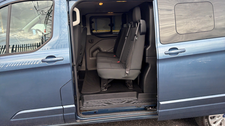 Ford Transit Custom 300 L2 Diesel Fwd 2.0 EcoBlue 130ps Low Roof D/Cab Limited Van